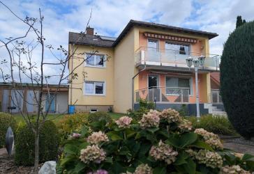 Großzügiges Zweifamilienhaus mit 2 Wohnbereichen, Garten & viel Platz für die Familie
