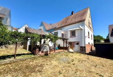 Otterbach: Gepflegtes Einfamilienhaus mit kleiner Garage, Garten und Freisitz