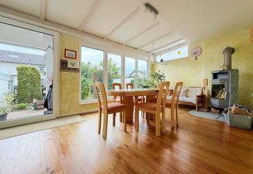 Vier Wände - ein Volltreffer. Schönes Zuhause. 3 Wohnungen. 10 Zimmer auf 241 m². Garten & Garagen.