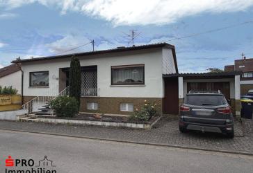 Einfamilienhaus mit zwei Garagen und viel Potential!