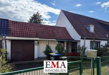 Sanierungsbedürftige Doppelhaushälfte auf großem Gartengrundstück
