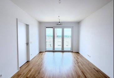 Großzügige Etagenwohnung mit Loggia & Einbauküche - Wohnen mit Stil und Komfort