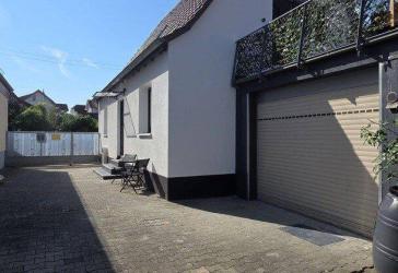 Einziehen & wohlfühlen: Modernisiertes Stadthaus mit Garage und Terrasse - provisionsfrei