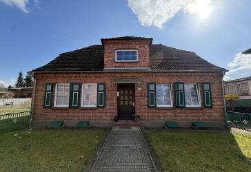 Gepflegtes Einfamilienhaus mit großzügigem Grundstück und vielseitigen Nebengebäuden