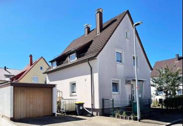 Einfamilienhaus mit Garten, Garage und Stellplatz