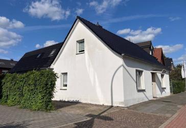 Für Familie, Hobby & Fuhrpark - charaktervolles Zuhause mit 5 Garagen
