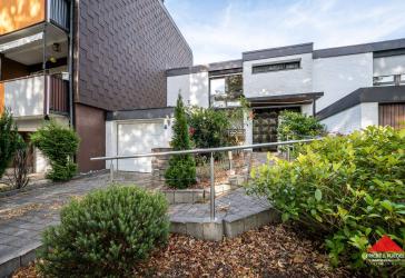 Schönes Einfamilienhaus mit Garage und Garten
