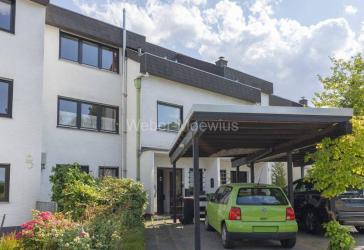 Schickes Einfamilien-Reihenhaus mit EBK, Garten + Carport an ruhigem Privatweg