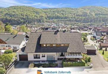 Großzügiges Zweifamilienhaus mit schönem Garten und zwei Garagen