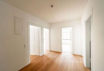 Erstbezug nach Komplettsanierung - Familienfreundliche 4-Zi-Wohnung mit Loggia mitten in Esslingen