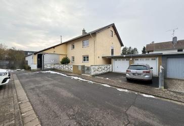Viel Platz für Familie & Ideen – Zweifamilienhaus mit Pool, Halle und Garten