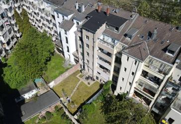 Teilsaniertes Mehrfamilienhaus in Bilk 2% Provision mit Ausbaureserve im DG