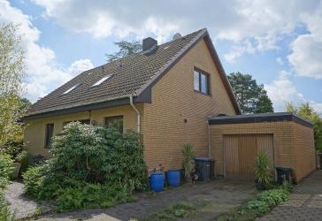 Volksbank Immobilien: Zweifamilienhaus mit herrlichem Garten im schönen Lunestedt