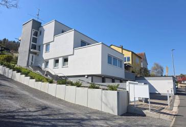Ruhig gelegene 3-Zi-Wohnung im obersten Geschoss mit EBK, Balkon & Gartennutzung, Garage optional