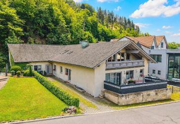 Großzügiges Wohnhaus mit Einliegerwohnung in zentraler Lage von Steinberg