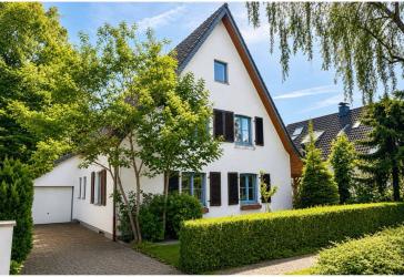 Landhaus im Dornröschenschlaf in bester Lage von Krefeld-Bockum
