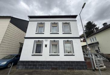 Modernisiertes 7-Zimmer-Haus mit Hof & großem Garten in ruhiger Lage