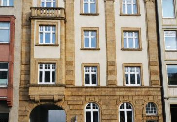 **WOHNEN IM ZENTRUM** 2-ZIMMER ALTBAU WOHNUNG MIT CHARM