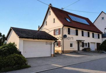 Viel Platz für die Familie: 8 Zimmer, Garten, Solaranlage und 3 Garagen in Balingen-Engstlatt!