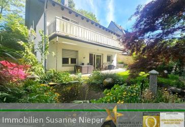 Besonderes Wohngefühl im Split-Level-Stil. Freistehendes Einfamilienhaus mit Einliegerwohnung in ruhiger Wohnlage