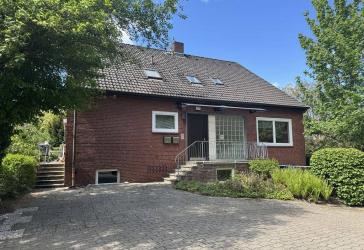 renovierte 3,5 Zimmer-ALTBAU-Wohnung mit Balkon und Garage in bester Wohnlage