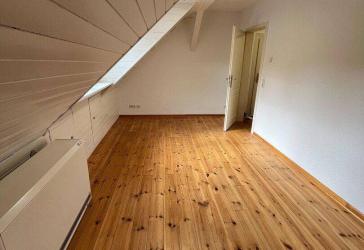 Charmante Dachgeschosswohnung mit neuer Einbauküche - ruhige Lage in Heiligenhaus