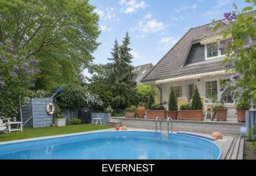 Doppelhaushälfte in Potsdam Eiche - Familienidylle mit Südgarten und Swimming Pool