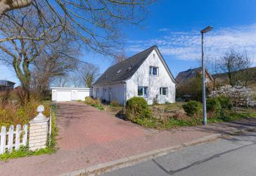 Idyllisch gelegenes Einfamilienhaus mit Einliegerwohnung und Wiesenblick in Wesseln