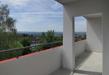 Traumhafter Fernblick: Helle 2-Zi.-Wohnung mit Süd-Balkon, Aufzug & Energieklasse C in Geismar (provisionsfrei)