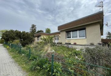 Charmantes Einfamilienhaus mit großem Keller und Entwicklungspotenzial in Großziethen