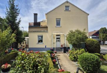Zentral gelegenes Ein- Zweifamilienhaus