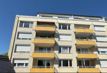 MIT NEUER EINBAUKÜCHE! Modernisierte 2-Zi.-Singlewohnung mit Südbalkon & Aussicht