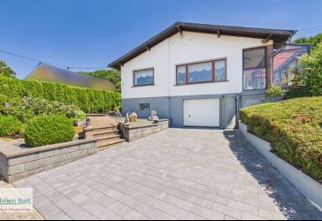 PERL-BESCH: SEHR GEPFLEGTES WOHNHAUS MIT 3 GARAGEN, FERNSICHT UND WALDRANDLAGE!