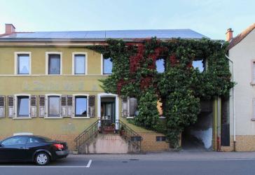 Vollvermietetes MFH mit 5 Wohneinheiten, PV-Anlage und stabilen Mieteinnahmen in Eisenberg