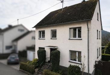 Mehrfamilienhaus I Aussicht I Großes Grundstück I Renovierungsbedürftig