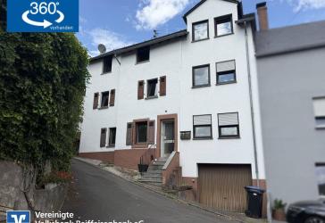 Mehrfamilienhaus mit Garten und Garage in Ortslage