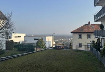 Schön gelegene Hochparterre-Wohnung mit Weitblick am Villaberg!