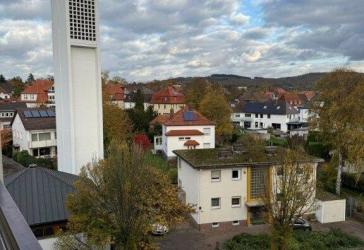Komplett renoviert: Schicke 2-Zimmer-Wohnung mit Loggia