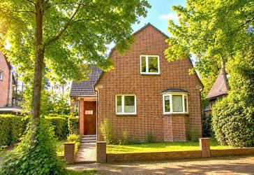 HH-Lokstedt, Bestlage, courtagefrei: Rotklinker-Villa zur Eigennutzung oder als Kapitalanlage
