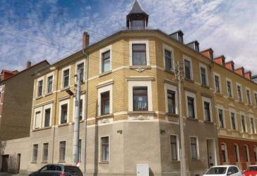 kleines, stilvolles Gebäude mit Garage