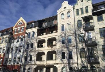 Wohn(t)raum: 3-Zimmer-Altbau mit 2 Balkonen!