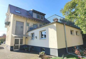Sehr gepflegtes und attraktives Wohn- und Geschäftshaus nach KfW 70 Standard auf Erbpachtgrundstück