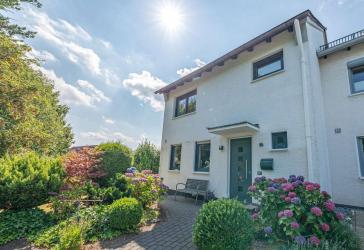 Einziehen. Ankommen. Wohlfühlen. Modernisiertes Reihenendhaus mit grandiosem Weitblick.