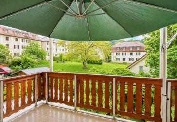 Charmante Altbauwohnung mit grünem Balkon & hohen Decken