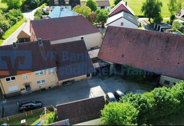 Großzügiges Anwesen mit vielseitigen Nutzungsmöglichkeiten und weitläufigem Grundstück