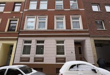 Mehrfamilienhaus Lübeck-Altstadt: Sanierungs-Juwel am Katharineum – WPB-Förderung & 4 WE möglich!
