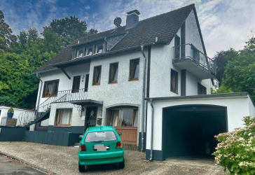 Einfamilienhaus mit Einliegerwohnung und Pool in ruhiger Lage
