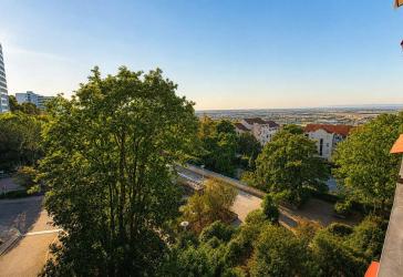 Wohnen mit Weitblick - attraktive 3,5 Zimmer Wohnung mit überdachtem Balkon und Tiefgarage