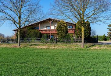 Hofanlage mit Hallen, Wohnraum & Entwicklungspotenzial in Krefeld-Fischeln