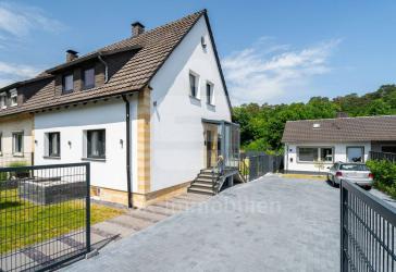 Ihr neuer Wohntraum in Siegburg Stallberg! Sanierte Doppelhaushälfte mit separatem Bungalow.